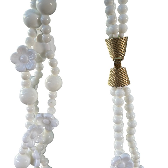 Genuinely Vintage 60s White Plastic Chocker Necklace - Picture 4 of 8